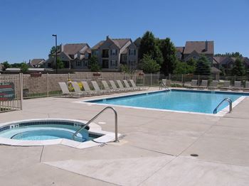 Heated swimming pool & hot tub